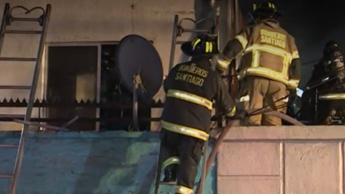 Vecinos fueron evacuados: 100 bomberos combaten incendio en tres casas en Independencia