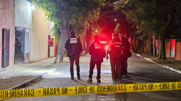 Recibió al menos 15 disparos: Asesinan a tiros a hombre en Quinta Normal mientras guardaba su auto