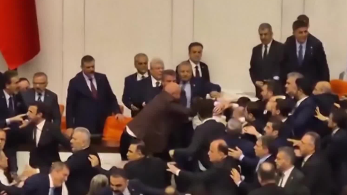 Insólito registro de “batalla campal” en congreso de Turquía: Diputados se enfretaron a golpes