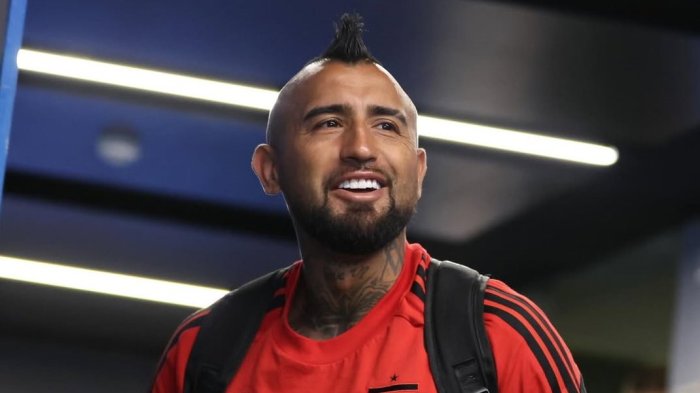 Ex campeón con la U cuestiona a Arturo Vidal por dar indicaciones en partido de Colo Colo