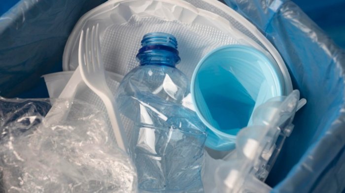 Polémica por aplicación de Ley de Plásticos en supermercados: Esto dice la CCS y el ministerio