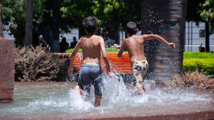 Hasta 35° en Santiago: Anuncian calor extremo en la zona central del país