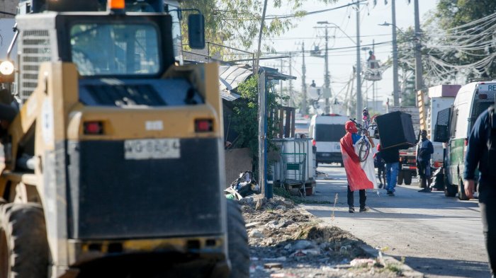 Con retroexcavadoras demuelen viviendas de campamento Santa Marta: Masivo desalojo en Maipú