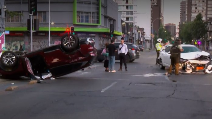 Uno de los vehículos terminó volcado: Violento choque en Santiago Centro deja dos heridos de gravedad