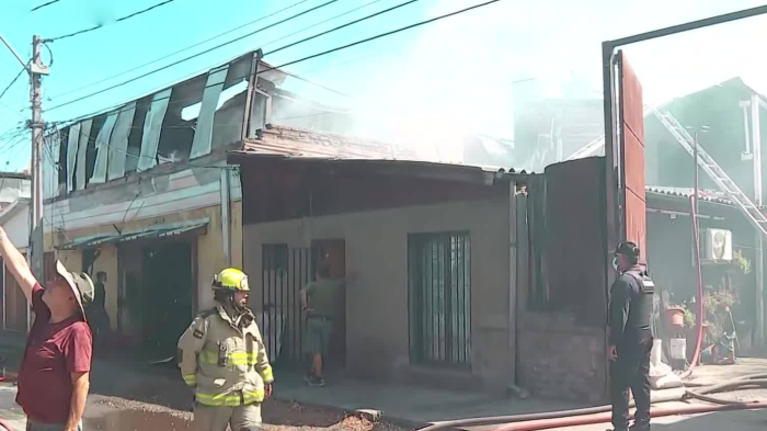Incendio en taller de autos provoca gran columna de humo en Quinta Normal