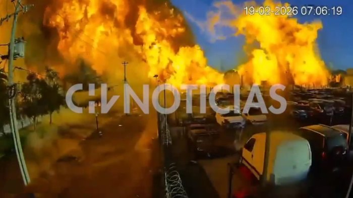 EXCLUSIVO | Así combustionó desarmaduría en Renca: Decenas de autos fueron consumidos por las llamas