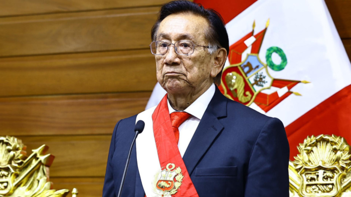 Nuevo presidente de Perú: Congreso escoge al parlamentario José María Balcazár de 83 años