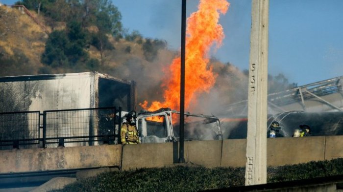 Fuerte explosión de camión en Renca deja tres fallecidos y al menos diez heridos