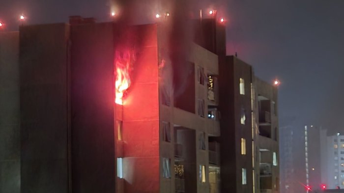 Incendio estructural afectó al piso 14 de un edificio en Estación Central: Se evacuó a todos los residentes