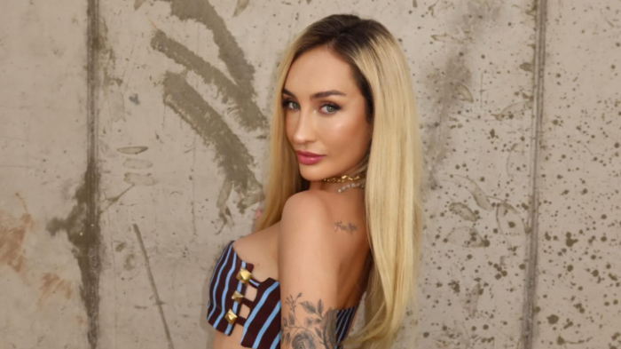 Fran Maira reaparece en redes rezando por motorista atropellado: 