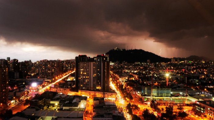 Alertan por tormentas eléctricas en 8 regiones del país: Sistema frontal afectará hoy a Santiago