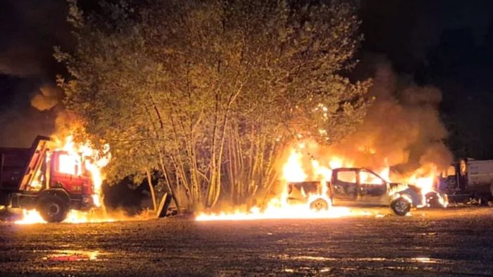Se encontró un lienzo alusivo a Caso Quilleco: Cuatro camiones fueron quemados en Lautaro
