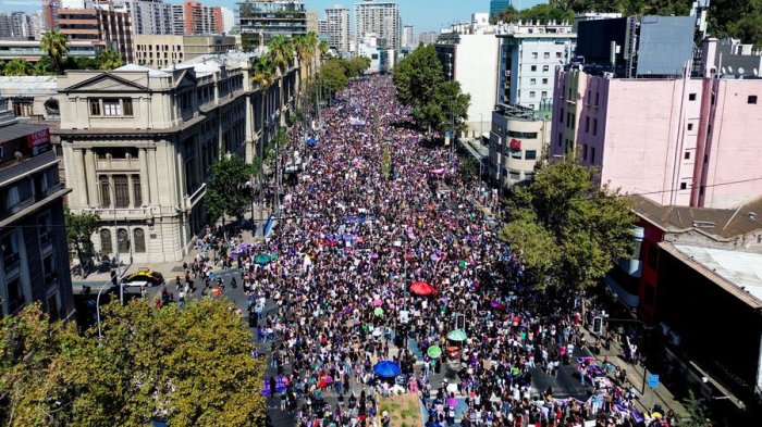 FOTOS | “Ni un paso atrás”: Multitudinaria marcha repletó la Alameda en el Día de la Mujer Trabajadora