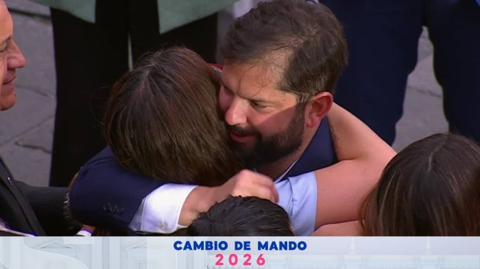 VIDEO | Con puño apretado: Así fue el último abrazo de Gabriel Boric con Camila Vallejo en La Moneda