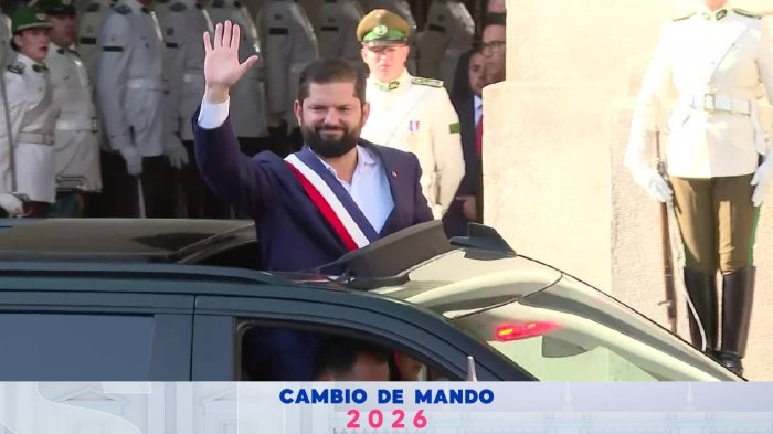 VIDEO | Entre honores y aplausos: Así fue la salida del presidente Boric de La Moneda