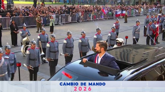 Gritos y vítores en la Alameda: Presidente Boric fue despedido por adherentes en las calles de Santiago
