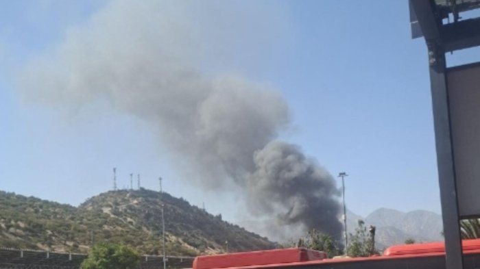 Reportan incendio estructural en Puente Alto: Bomberos trabaja para contener la emergencia