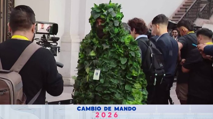 VIDEO | Periodista disfrazado llamó la atención en La Moneda previo a llegada de presidente Boric