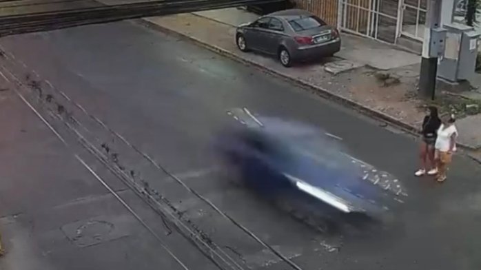 Milagrosa salvada de mujeres en Peñalolén: Cruzaban la calle cuando auto huía de una persecución
