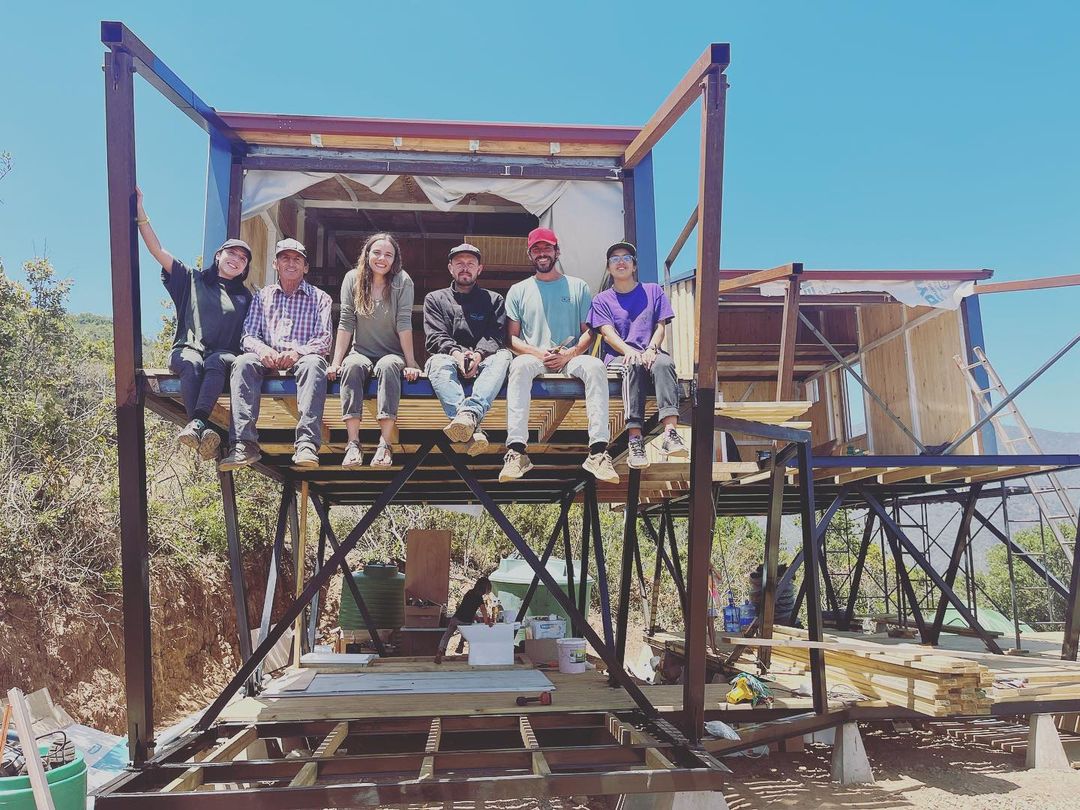 Así avanza la construcción de la casa ecológica de María Gracia Omegna. Fotos: Instagram (@mariaomegnaoficial).