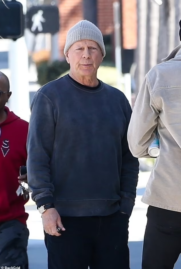 Bruce Willis reaparece por primera vez en público tras recibir diagnóstico de demencia en febrero. Fotos: Daily Mail.