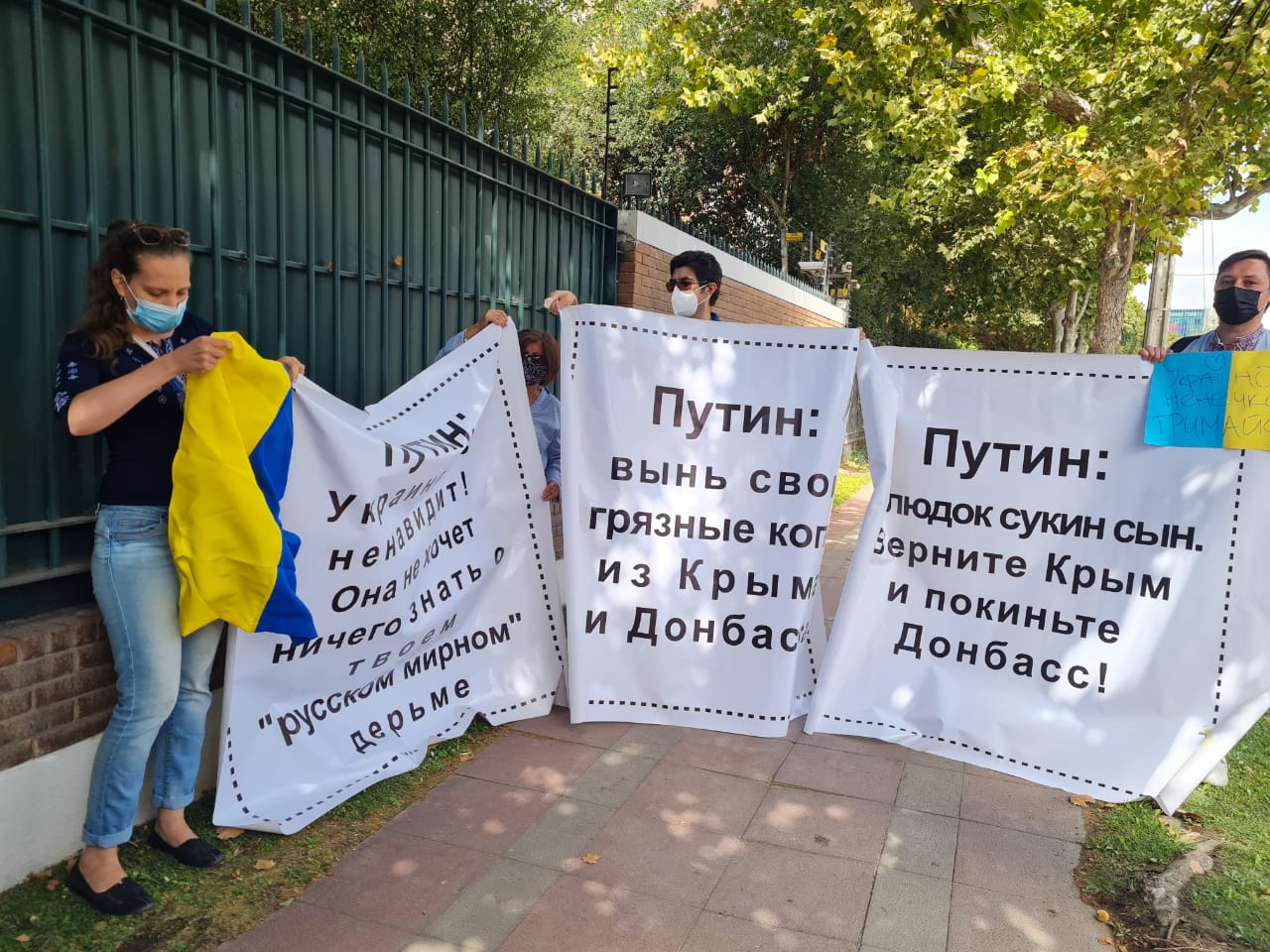 Ucranianos en embajada rusa