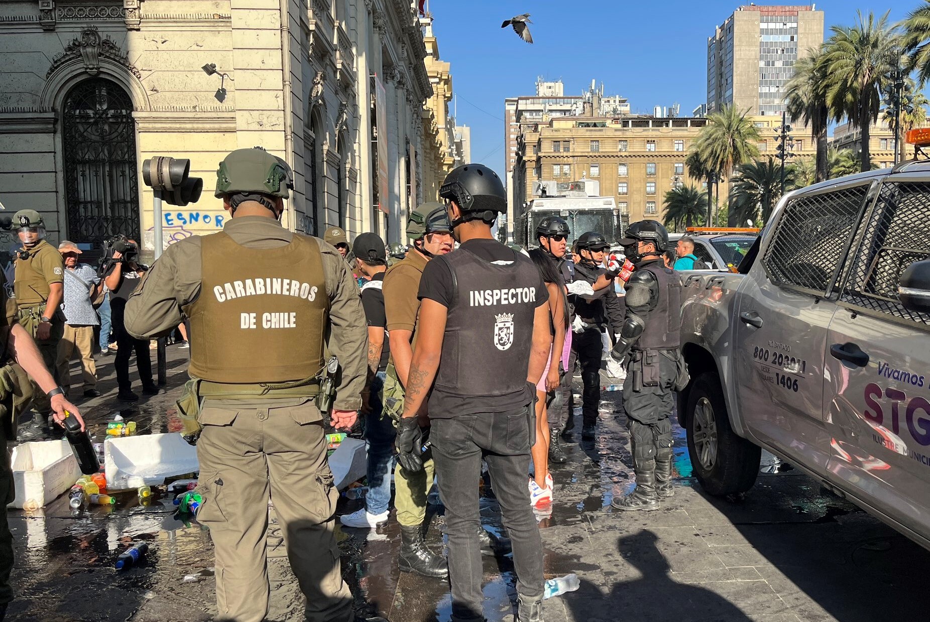 Operativo para frenar el comercio ambulante en el Casco Histórico de Santiago. Fuente: Municipalidad.
<p>